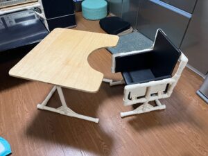 息子のリハビリ用椅子と机