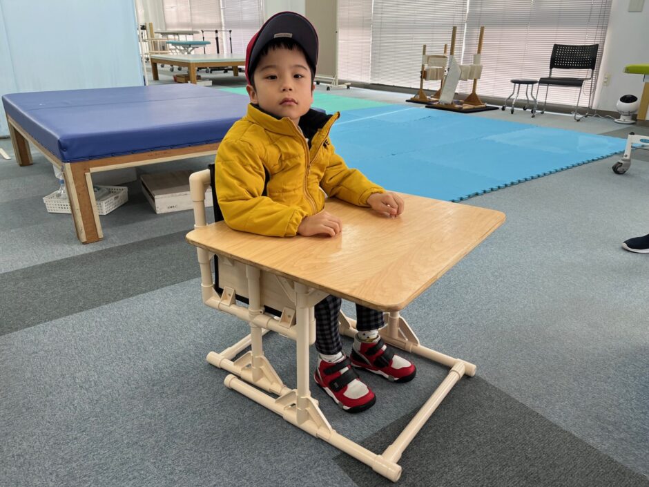 息子のリハビリ用椅子と机 その1